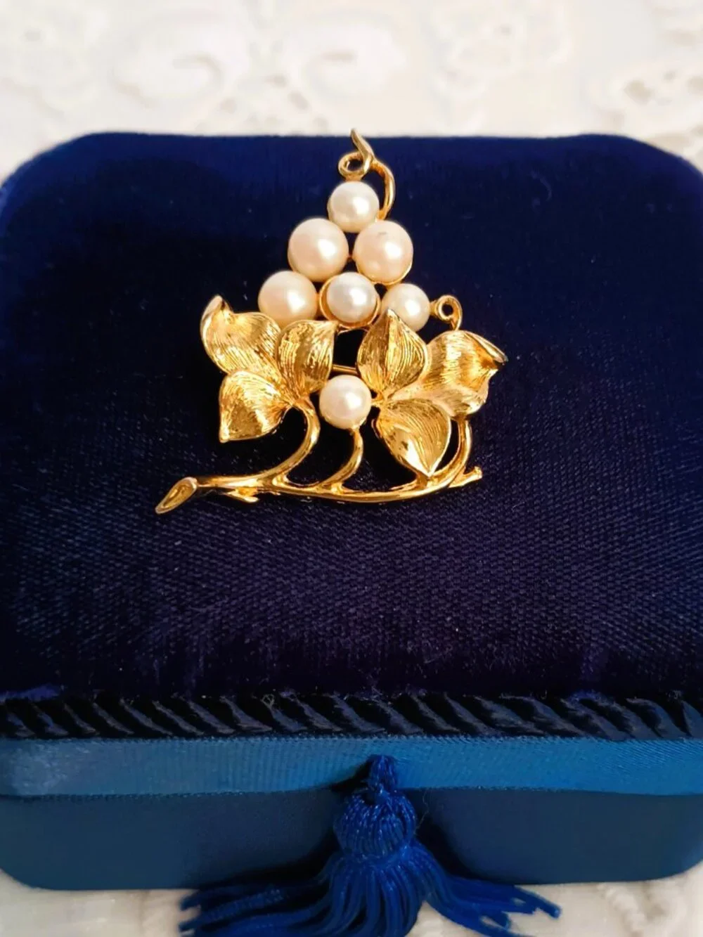 Lisner  Vintage Grape Cluster Brooch Brushed Gold Tone Vines Faux Pearls Pin
